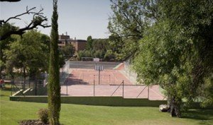 Pistas de voley, fútbol y atletismo del colegio en Las Rozas